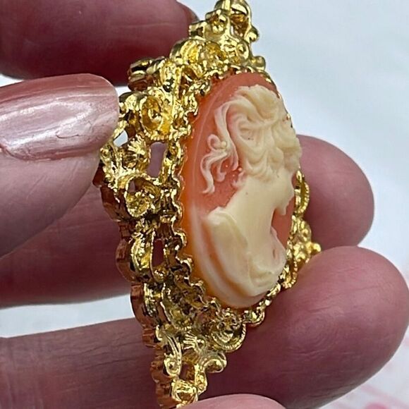 Vintage Gerry’s cameo brooch with ornate frame. - Picture 4 of 10